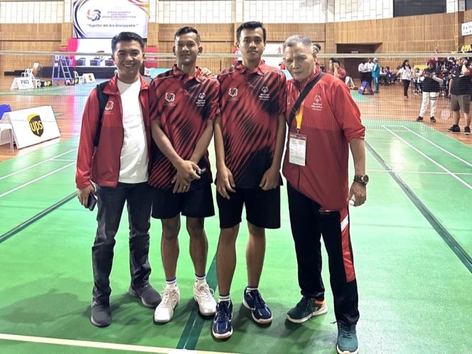 
					Kiri-kanan: Anggota DPRD Kabupaten Kampar Eko Sutrisno Fraksi Nasdem, Fitra Ramadhan, Harianto Pebrian, Darwis pada ajang Special Olympics Asia Pacific Badminton Competition 2025 Malaysia 17-20 September 2025.