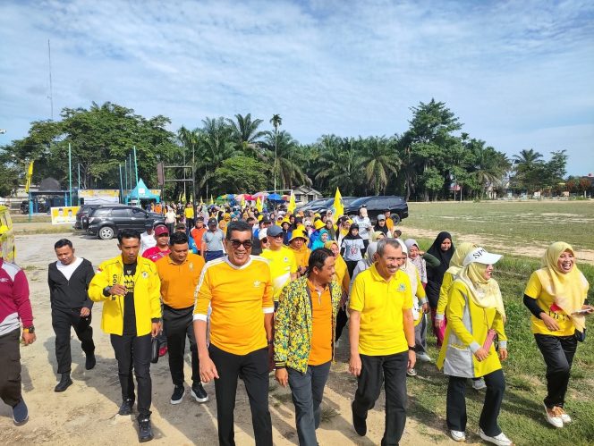 
					Ratusan Warga Lipat Kain Antusias Ikuti Jalan Sehat HUT ke-61 Partai Golkar