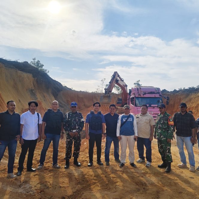 
					Jajaran TNI-POLRI dalam operasi gabungan penertiban tambang ilegal galian c