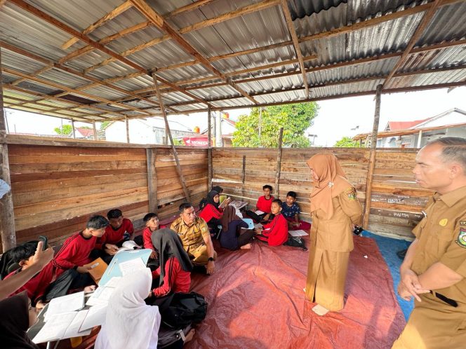 
					Anak-Anak Belajar di Tanah, Bupati Kampar Ahmad Yuzar Datang Membawa Harapan Baru