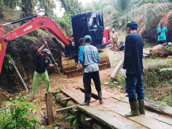 
					Demi Wisata Nyaman, Pokdarwis Batu Dinding Tanjung Belit Servis Jalan Menuju Air Terjun