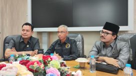Kiri-kanan: Solihin anggota Fraksi Gerindra, Ristanto Ketua Komisi I DPRD Kampar, Min Amir Habib Efendi Pakpahan Sekretaris Komisi I DPRD Kampar