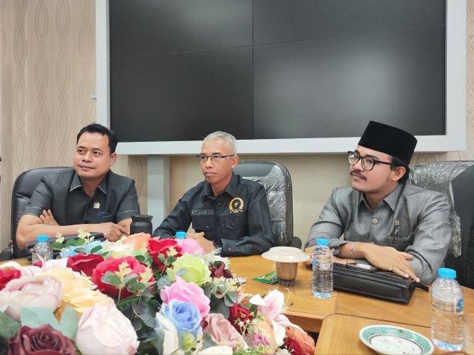 
					Kiri-kanan: Solihin anggota Fraksi Gerindra, Ristanto Ketua Komisi I DPRD Kampar, Min Amir Habib Efendi Pakpahan Sekretaris Komisi I DPRD Kampar