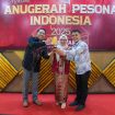 Kiri-kanan: Dedi Irawan Ketua Pokdarwis Batu Dinding Desa Tanjung Belit, Wakil Bupati Kampar Misharti, Anggota DPRD Kabupaten Kampar Eko Sutrisno merayakan kemenangan Subayang diajang API 2025