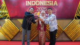 Kiri-kanan: Dedi Irawan Ketua Pokdarwis Batu Dinding Desa Tanjung Belit, Wakil Bupati Kampar Misharti, Anggota DPRD Kabupaten Kampar Eko Sutrisno merayakan kemenangan Subayang diajang API 2025