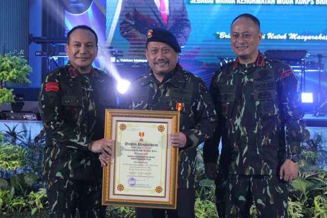 
					Eks Bupati Kampar Catur Sugeng Susanto Didaulat Jadi Warga Kehormatan Brimob Polda Riau