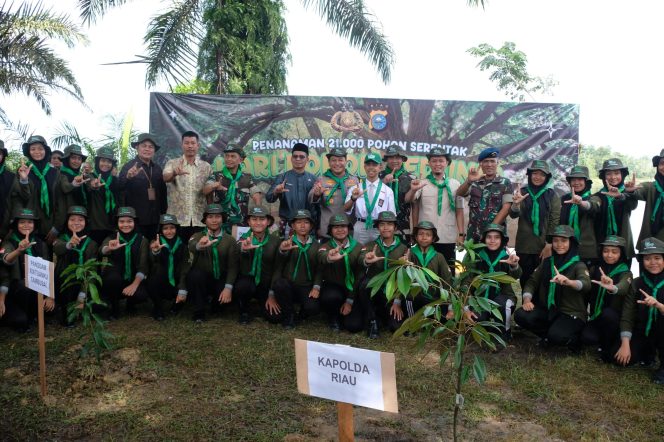 
					Hari Pohon Nasional, Kapolda Riau Pimpin Penanaman 21.000 Pohon di Pekanbaru