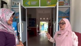 kiri-kanan: Kepala Puskesmas Salo Elvi Yanti saat berdialog dengan Wakil Bupati Kampar Misharti mengenai pelayanan kesehatan di Puskesmas Salo. 