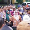 Wakil Bupati Kampar Misharti temui dan dialog bersama massa demonstran Desa Sungai Sarik-IV Koto Sitingkai Kecamatan Kampar Kiri yang menuntut pembangunan jembatan penghubung kedua desa, di halaman kantor Bupati Kampar, Kamis (13/11/2025).