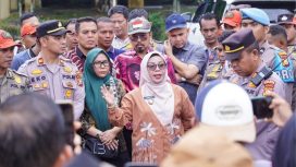 Wakil Bupati Kampar Misharti temui dan dialog bersama massa demonstran Desa Sungai Sarik-IV Koto Sitingkai Kecamatan Kampar Kiri yang menuntut pembangunan jembatan penghubung kedua desa, di halaman kantor Bupati Kampar, Kamis (13/11/2025).