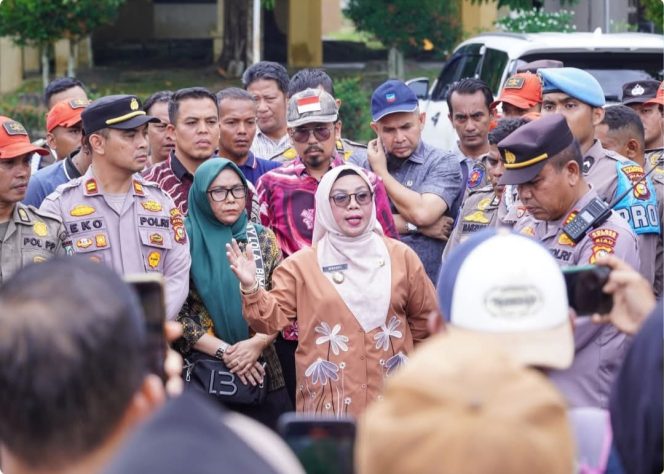 
					Wakil Bupati Kampar Misharti temui dan dialog bersama massa demonstran Desa Sungai Sarik-IV Koto Sitingkai Kecamatan Kampar Kiri yang menuntut pembangunan jembatan penghubung kedua desa, di halaman kantor Bupati Kampar, Kamis (13/11/2025).