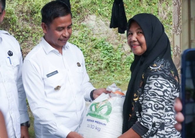 
					Bupati Ahmad Yuzar Salurkan Bantuan Pangan, Fokus Kurangi Beban Keluarga Rentan