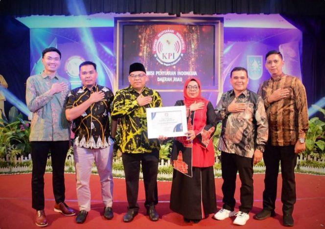 
					Wabup Misharti Berbusana Merah, Kampar Sabet Penghargaan KPID Riau 2025