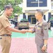 Kiri-kanan: Zamhur ST MM bersalaman dengan Ahmad Zaki MM setelah serah terima jabatan PLt Kasatpol-PP Kampar