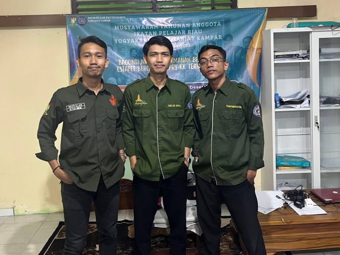 
					Tengah: Fadillah Ahmad Ketua Umum IPRY-KK periode 2025–2026.