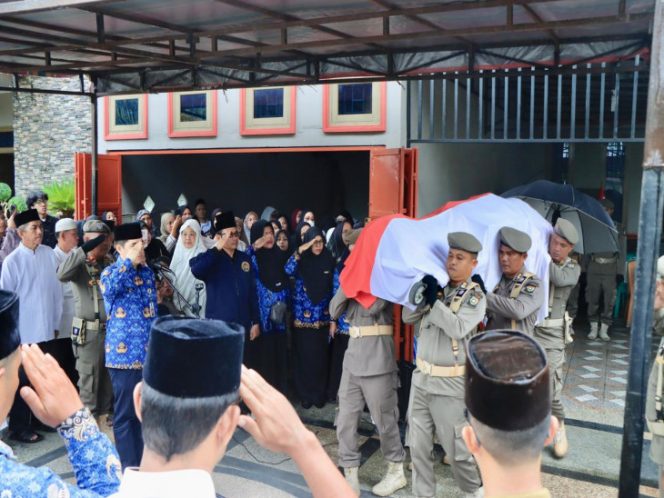 
					Pj Sekda Kampar Pimpin Upacara Penyemayaman Ahmad Zaki