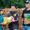 (tengah): Iib Nursaleh Wakil Ketua DPRD Kampar fraksi Golkar menyerahkan secara langsung bantuan bencana alam di Pasaman Barat 