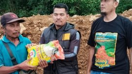 (tengah): Iib Nursaleh Wakil Ketua DPRD Kampar fraksi Golkar menyerahkan secara langsung bantuan bencana alam di Pasaman Barat 