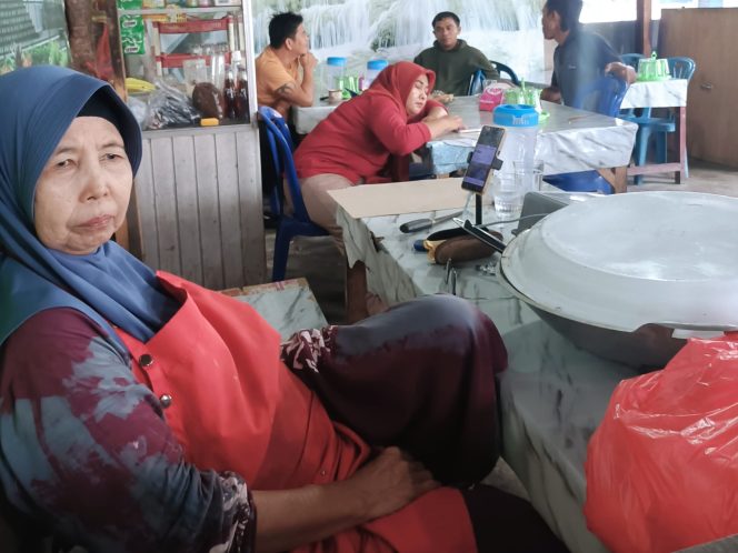 
					Yogi, Anak Lajang yang Setia Mendampingi Perjuangan Ibu Mintuo Berjualan Sarapan Pagi