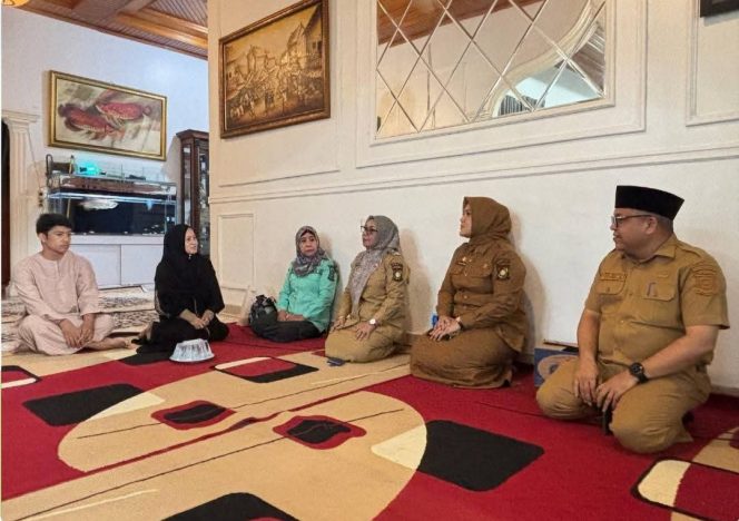 
					Wabup Kampar Misharti dan Plt Kasatpol PP Zulfikar Melayat ke Rumah Duka Almarhum Ahmad Zaki