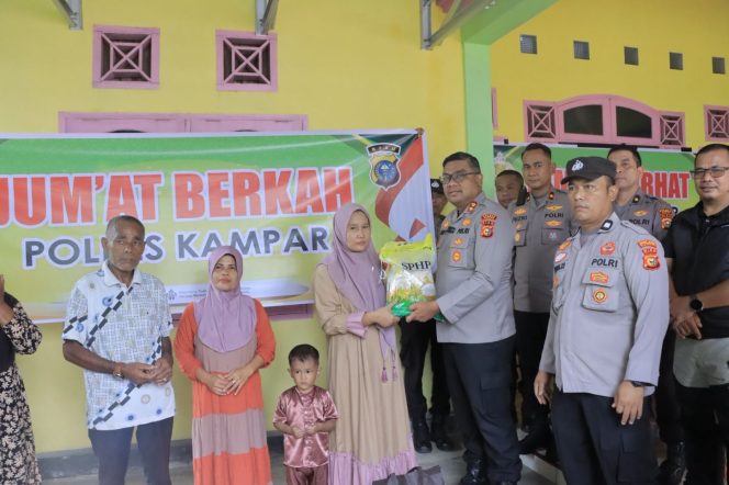 
					Kapolres Kampar Turun Langsung, Dengarkan Keluhan Warga di Jumat Curhat, Salurkan Bantuan di Jumat Berkah