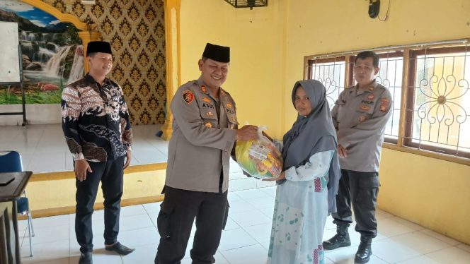 
					Polsek Kampar Salurkan Sembako Lewat Jumat Barokah, AKP Asdisyah: Berbagi Bukan Karena Kaya