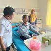 (berbaju putih) Direktur RSUD Bangkinang dr Imawan Hardiman saat menjenguk pasien rawat inap