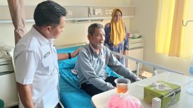 (berbaju putih) Direktur RSUD Bangkinang dr Imawan Hardiman saat menjenguk pasien rawat inap