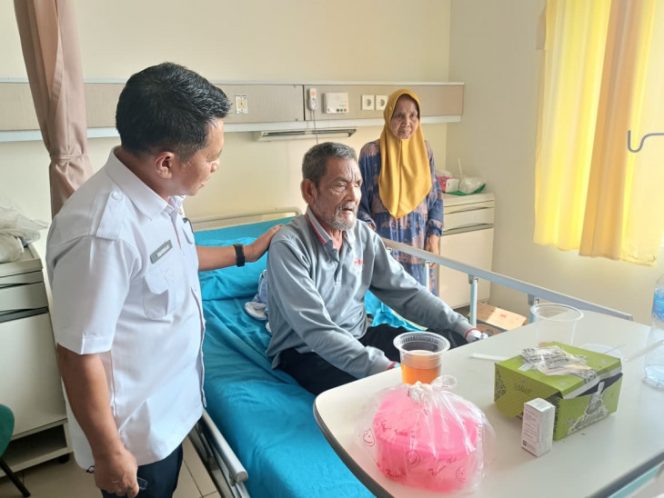 
					(berbaju putih) Direktur RSUD Bangkinang dr Imawan Hardiman saat menjenguk pasien rawat inap
