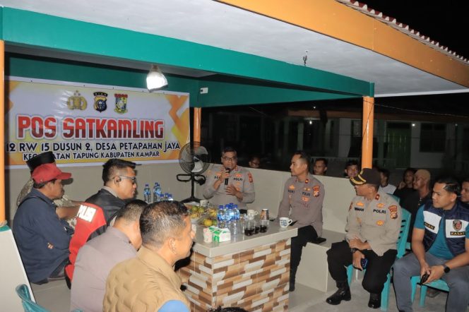 
					Kapolres Kampar Tinjau Pos Satkamling dan Sambangi Warga di Petapahan Jaya