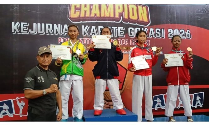 
					(berjaket kuning hijau) Alesha Ayudia Inara