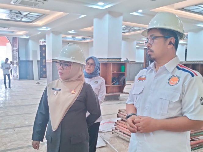 
					Wabup Kampar Misharti Tinjau Renovasi Islamic Center Bangkinang, Progres Capai 94 Persen