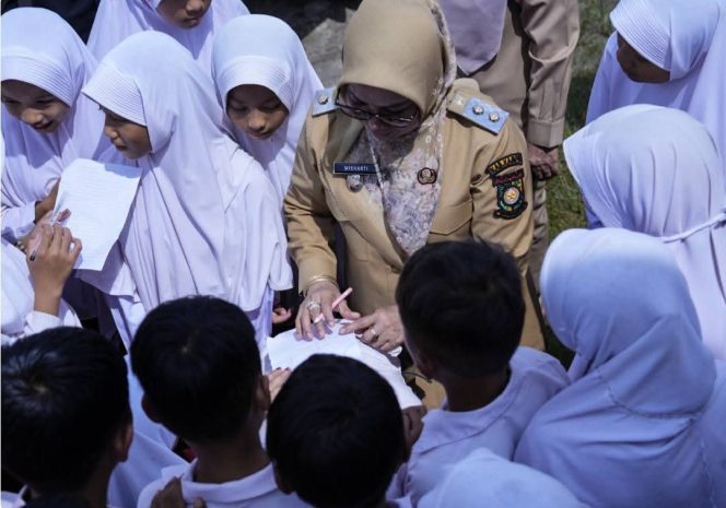 
					Ketika Sekolah Rusak Menghambat Belajar, Wakil Bupati Kampar Misharti Turun Melihat Realitas