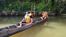 Didepan: Ketua DPD II Golkar Kabupaten Kampar Repol ikut berpartisipasi pacu sampan tutup mata di Desa Batu Belah