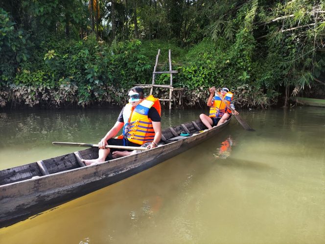 
					Didepan: Ketua DPD II Golkar Kabupaten Kampar Repol ikut berpartisipasi pacu sampan tutup mata di Desa Batu Belah