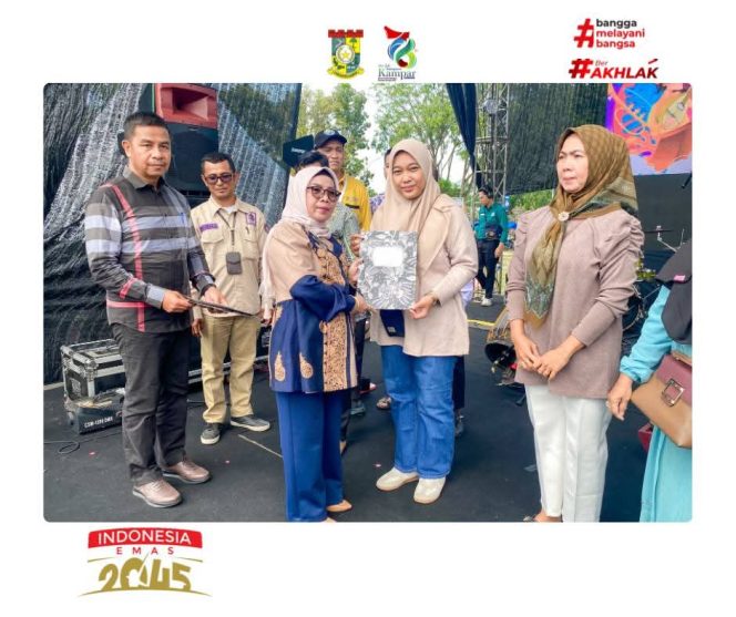 
					HUT Kampar ke-76, Bupati dan Wabup Serahkan Sertifikat Halal untuk Pelaku UMKM