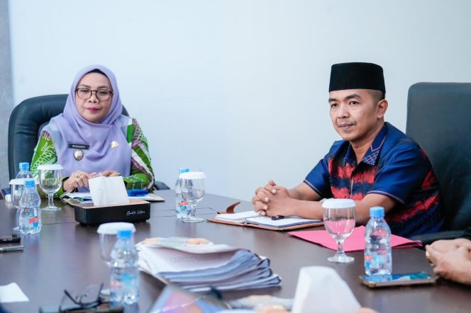 
					kiri-kanan: Wakil Bupati Kampar Misharti dan Ketua Fraksi NasDem DPRD Kabupaten Kampar Eko Sutrisno 