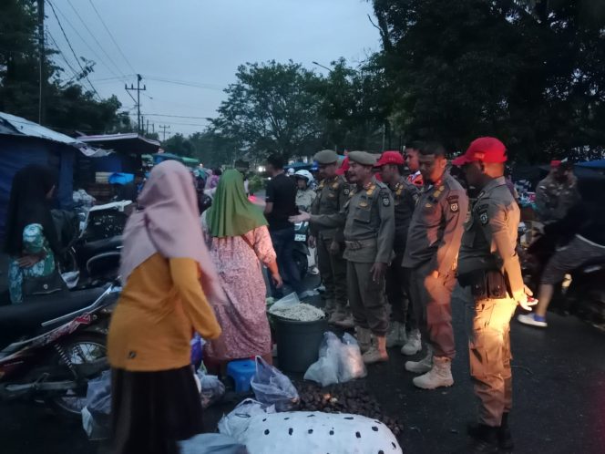
					Humanis dan Persuasif, Satuan Polisi Pamong Praja Kabupaten Kampar Tertibkan Pedagang Pasar Inpres Bangkinang
