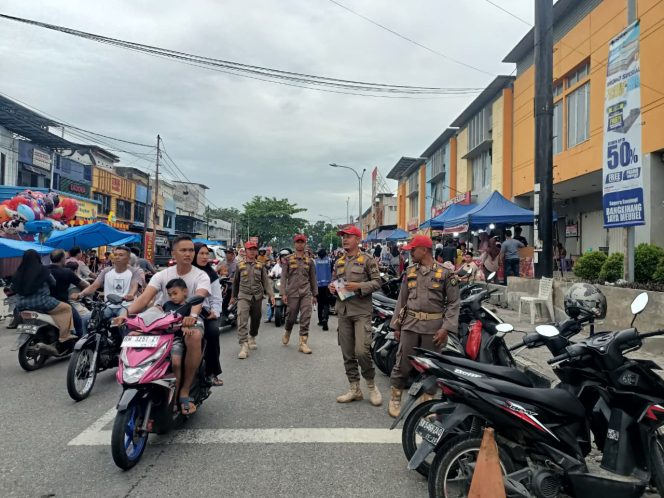 
					Patroli Sore Satpol PP Kampar di Pasar Tumpa, Pedagang dan Pengunjung Aman
