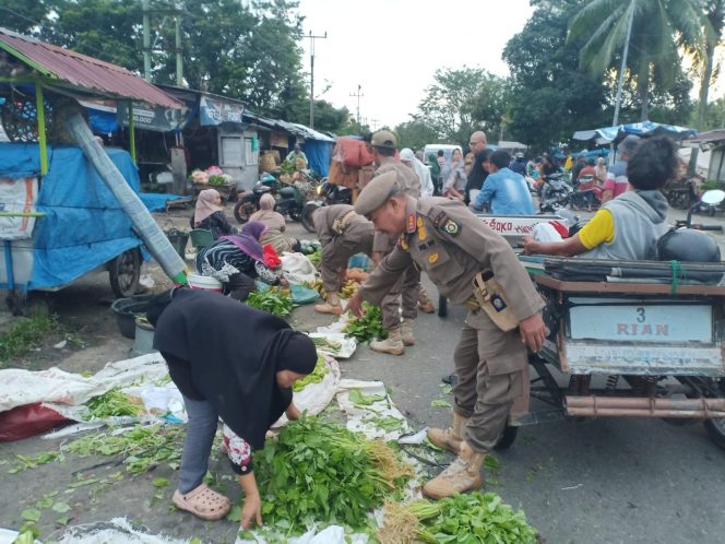 
					Satpol PP Kampar Tegakkan Ketertiban, Pedagang di Badan Jalan Ditata
