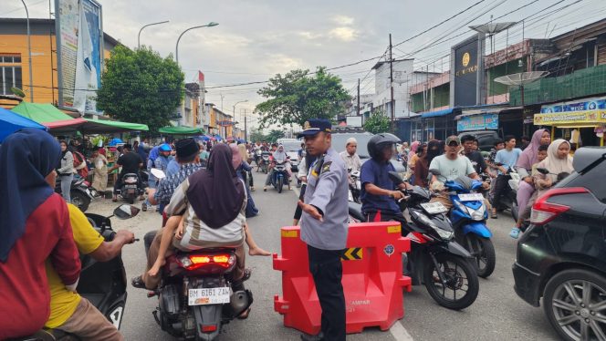 
					Arus Kendaraan Meningkat Jelang Berbuka, Dishub Kampar Intensifkan Pengamanan Lalu Lintas
