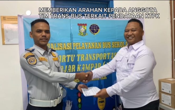 
					Kanan : Kepala Bidang Angkutan dan Sarana, Agusmanto, M.M