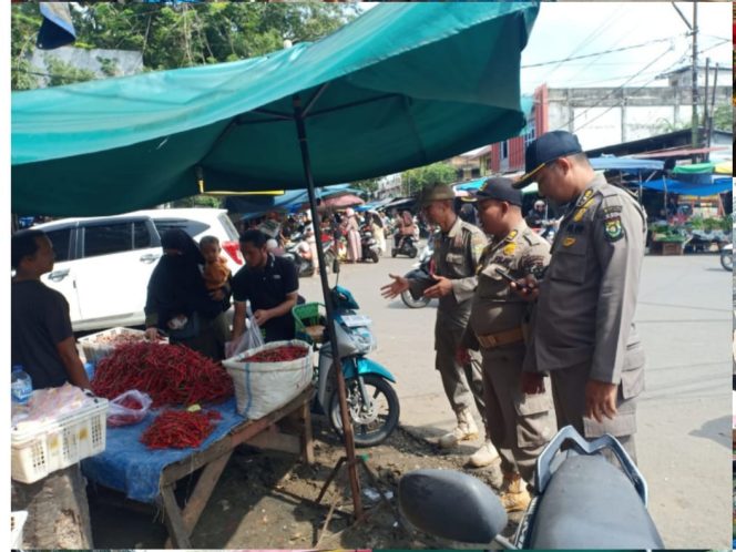 
					Satpol PP Kampar Tertibkan Pedagang Berjualan di Badan Jalan Pasar Inpres Bangkinang