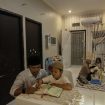 Suasana kebersamaan keluarga di Perumahan Puri Indah Kualu, Tambang, Kampar, Riau, Rabu (18/2/2026). Orang tua mendampingi anak belajar membaca Al-Qur’an di bulan Ramadan dan bermain dengan ceria di rumah, menjadi potret nyata peran Bank Tabungan Negara (BTN) dalam menghadirkan hunian nyaman melalui kemudahan KPR, inovasi layanan, dan komitmen melayani negeri. (Voiceriau.com/Hadly Vavaldi)