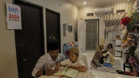 Suasana kebersamaan keluarga di Perumahan Puri Indah Kualu, Tambang, Kampar, Riau, Rabu (18/2/2026). Orang tua mendampingi anak belajar membaca Al-Qur’an di bulan Ramadan dan bermain dengan ceria di rumah, menjadi potret nyata peran Bank Tabungan Negara (BTN) dalam menghadirkan hunian nyaman melalui kemudahan KPR, inovasi layanan, dan komitmen melayani negeri. (Voiceriau.com/Hadly Vavaldi)