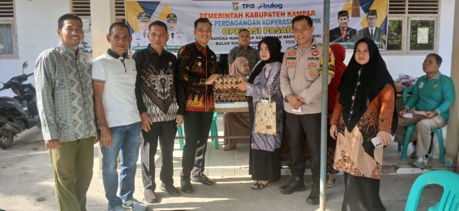 
					TPID Pemda Kampar dan Bulog Gelar Operasi Pasar di Batu Belah, Kabid Pasar : Bukti Pemerintah Hadir Bantu Masyarakat