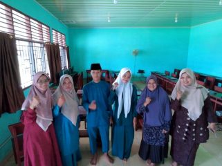 Kholid Khoirul Azam dan Fatma Yeni beserta Guru UPT SMPN 1 Kampar Kiri Hilir usai perlombaan jenjang nasional olimpiade Literasi Kebangsaan 2026