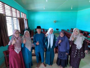 Kholid Khoirul Azam dan Fatma Yeni beserta Guru UPT SMPN 1 Kampar Kiri Hilir usai perlombaan jenjang nasional olimpiade Literasi Kebangsaan 2026