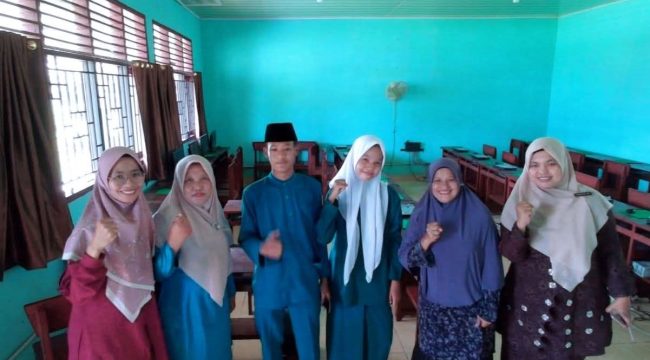 Kholid Khoirul Azam dan Fatma Yeni beserta Guru UPT SMPN 1 Kampar Kiri Hilir usai perlombaan jenjang nasional olimpiade Literasi Kebangsaan 2026