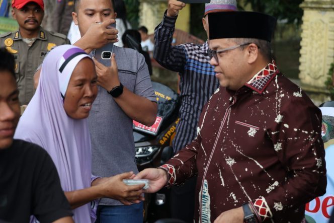 
					Jelang Buka Puasa, Satpol PP Kampar Bagikan Takjil di Jalan Ahmad Yani